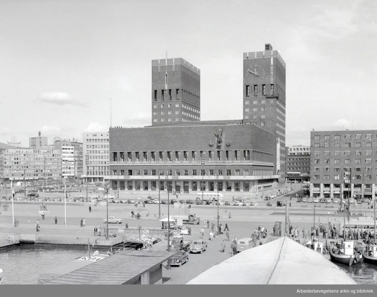 Rådhuset sett fra Akershus Festning. Mai 1956