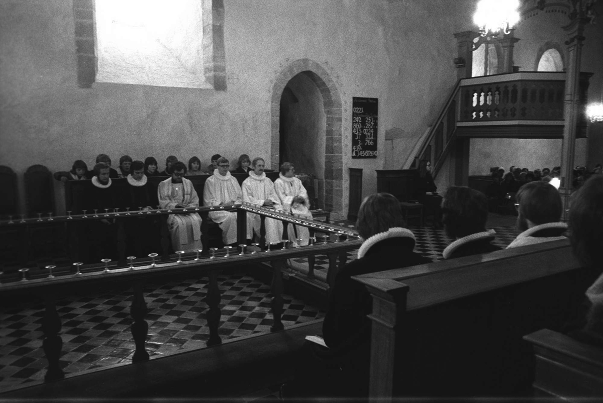 Prester i koret på Trondeneskirka.
