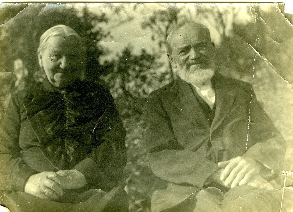 Rasmus R. Håland (5.12.1849 - 25.11.1944) og kona Berta Regine f. Herigstad (10.11.1855 - 28.4.1958).