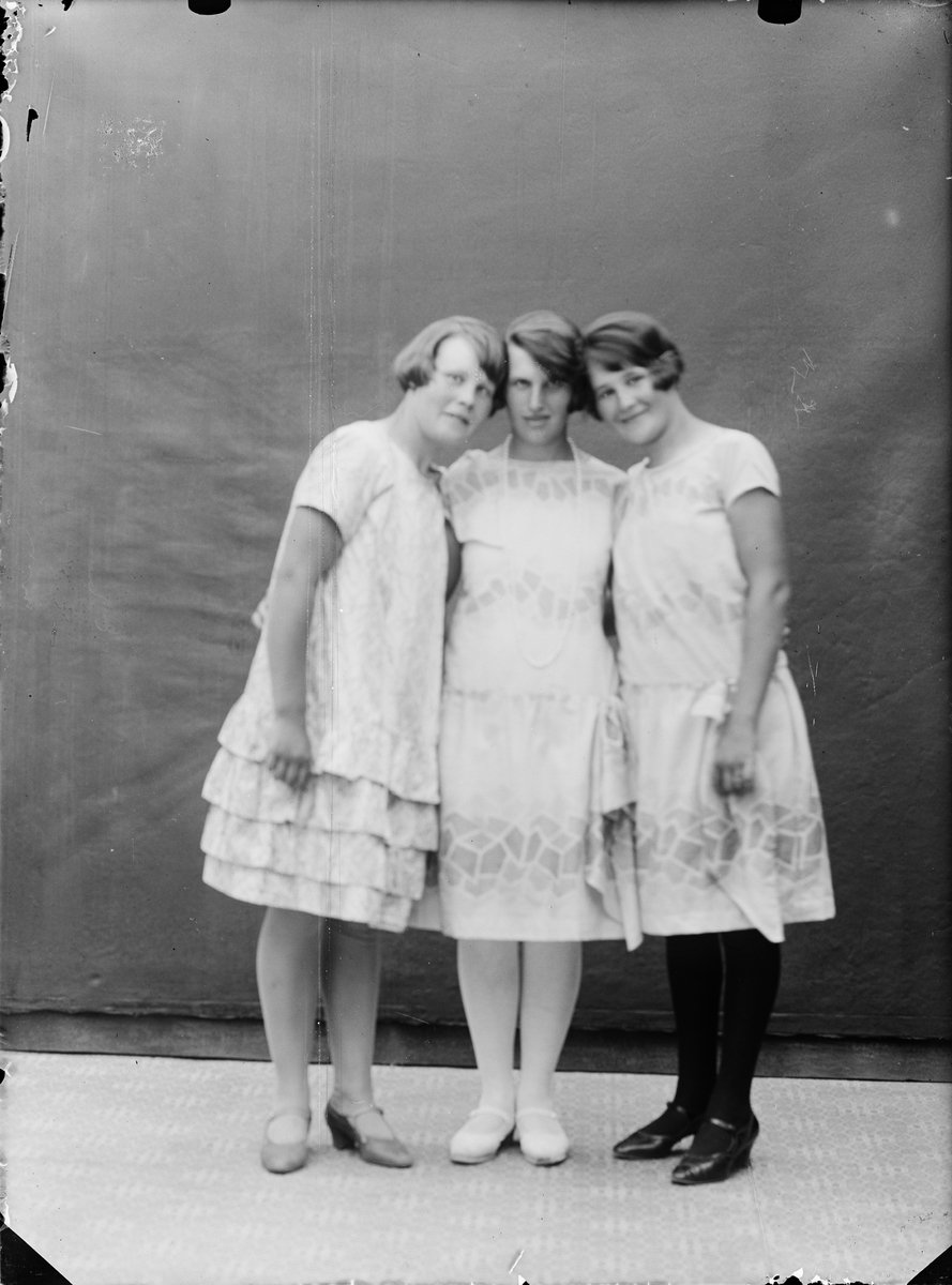 Ateljéporträtt - tre unga kvinnor, Alunda, Uppland