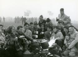 Nordkappfestivalen 1956. En gruppe tilskuere på Nordkapp-pla