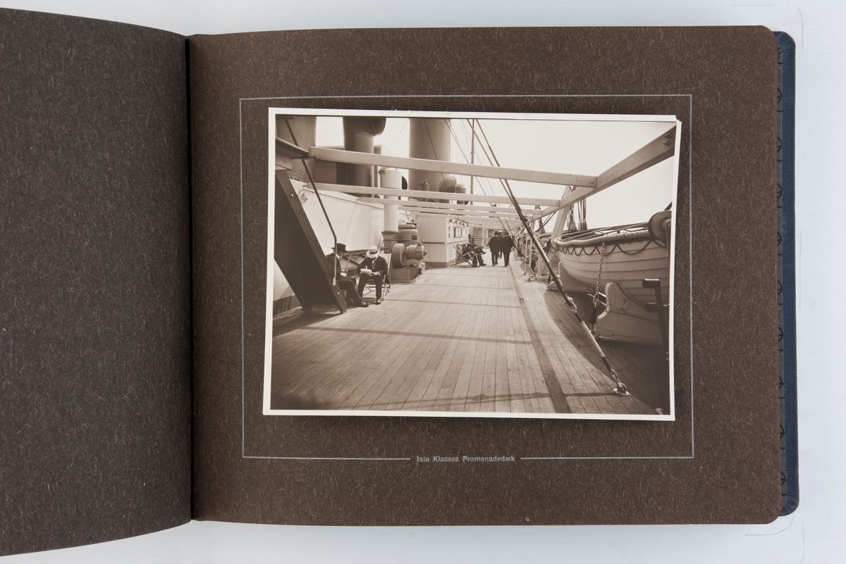 Fotoalbum med fotografier fra S/S Kristianiafjords første tur fra Kristiania til Bergen i 1913. Fotografert og utgitt av Anders Beer Wilse.