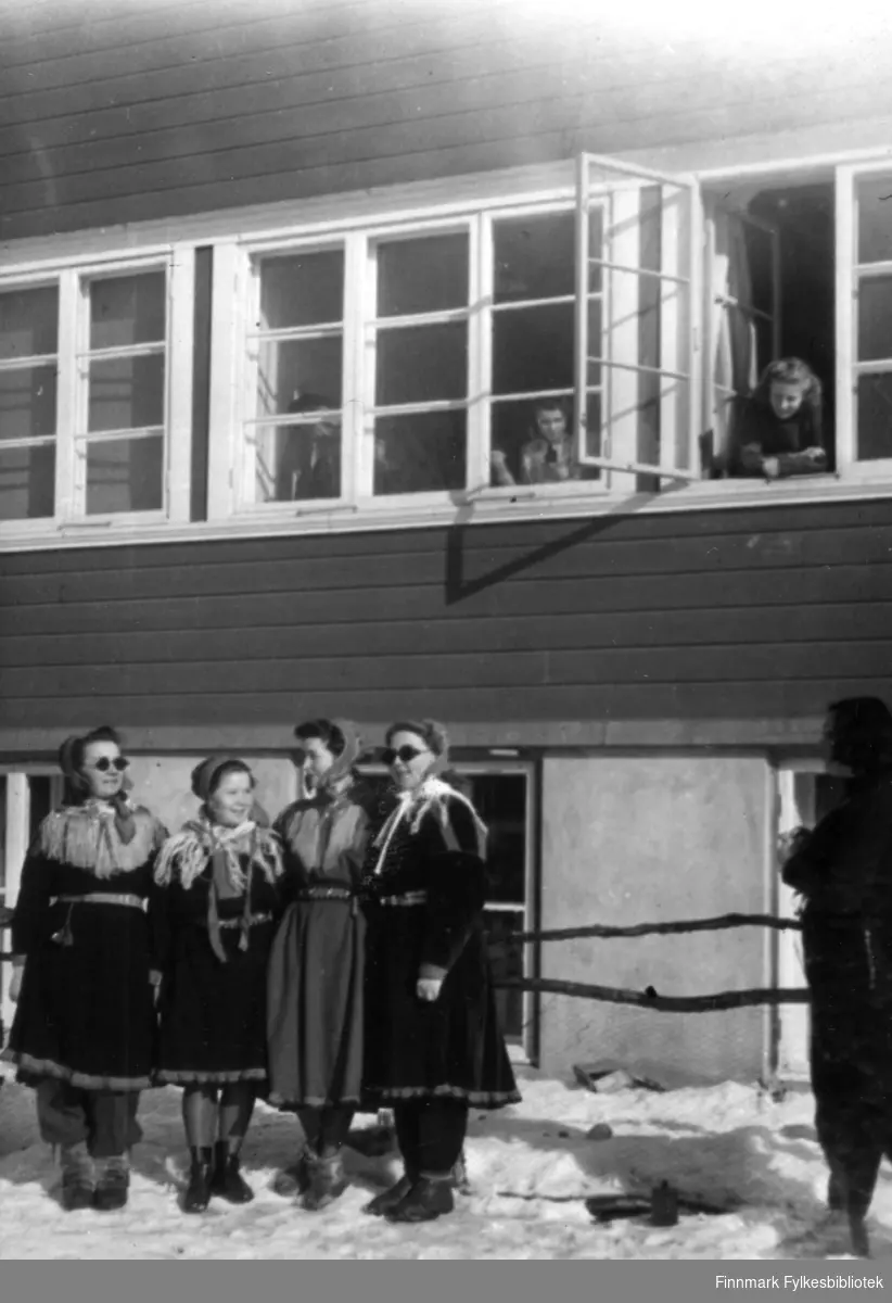 Her sees bl.a. Dokka og Sofie. Familiealbum tilhørende familien Klemetsen. Utlånt av Trygve Klemetsen. Periode: 1930-1960.