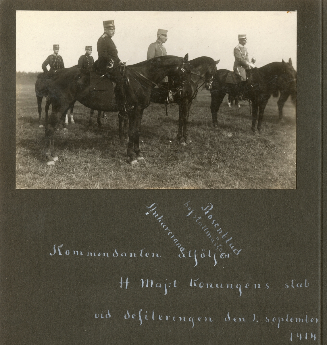 Text i fotoalbum:  ”Kommendanten åtföljer H. Maj:t Konungens stab vid defileringen den 1. september 1914.”

På bilden Ankarcrona, hovstallmästare, Rosenblad.