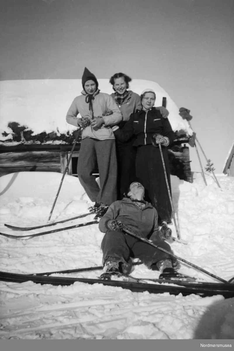 Foto av fire kvinner på skitur. Fra en fotosamling fra slekten Røv på Meisingset i Tingvoll kommune. Fotografiene kan trolig dateres mellom 1950-1960. Eier av originalmaterialet er Jan Harry Røv. Fra Nordmøre museums fotosamlinger.