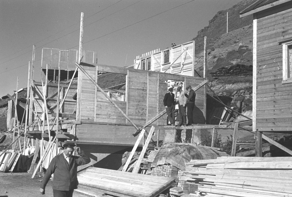 Gjenreisning. Bolighus bygges i Honningsvåg. 1946/47.