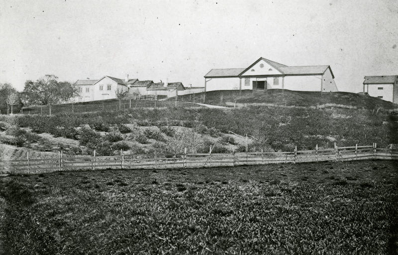 Dette bildet er tatt midt på 1860-tallet, og er det eldste fotografiet som finnes av gården. Fra venstre ser vi et stabbur, Knoffs nyoppførte driftsbygning og hovedbygningen. Foto: Marcus. W. Noodt/NTNU UB (Foto/Photo)