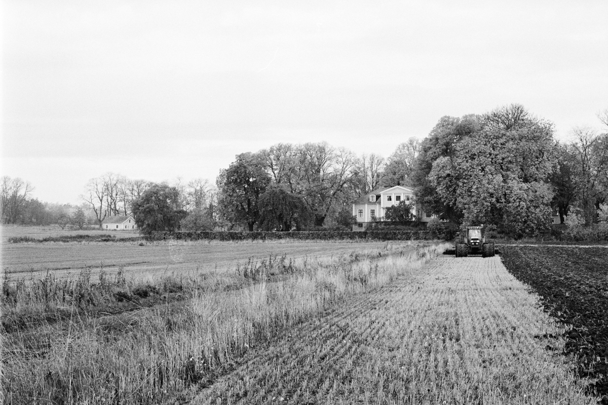 Plöjning med traktor på åker tillhörande Hacksta gård, Enköpings-Näs socken, Uppland 1993