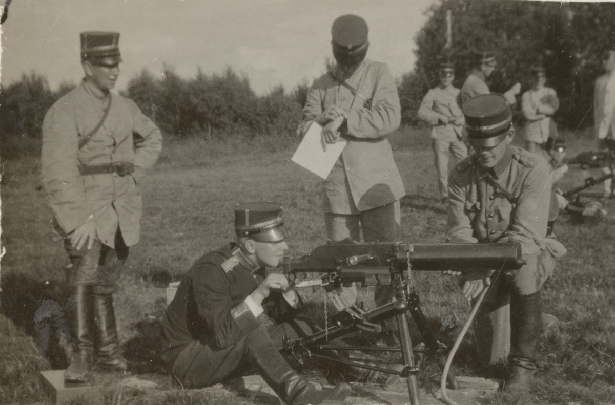 Fotoalbum innehållande bilder från år 1922 föreställande Hallands regementes I 16 kulsprutekurs.