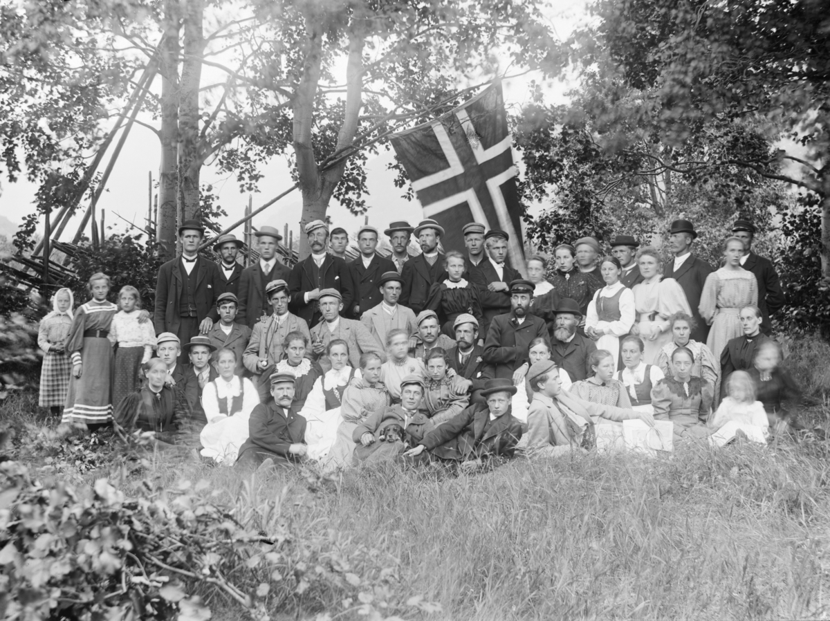 Sel Ungdomslag med det norske flagg fra 1897, gruppebilde med ca 50 personer fra ca 7 til 60 år.