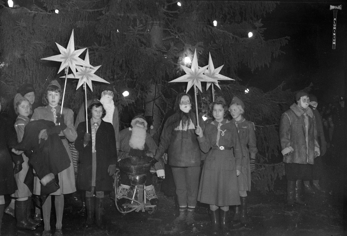 Juletreet tennes på Torvet 1952