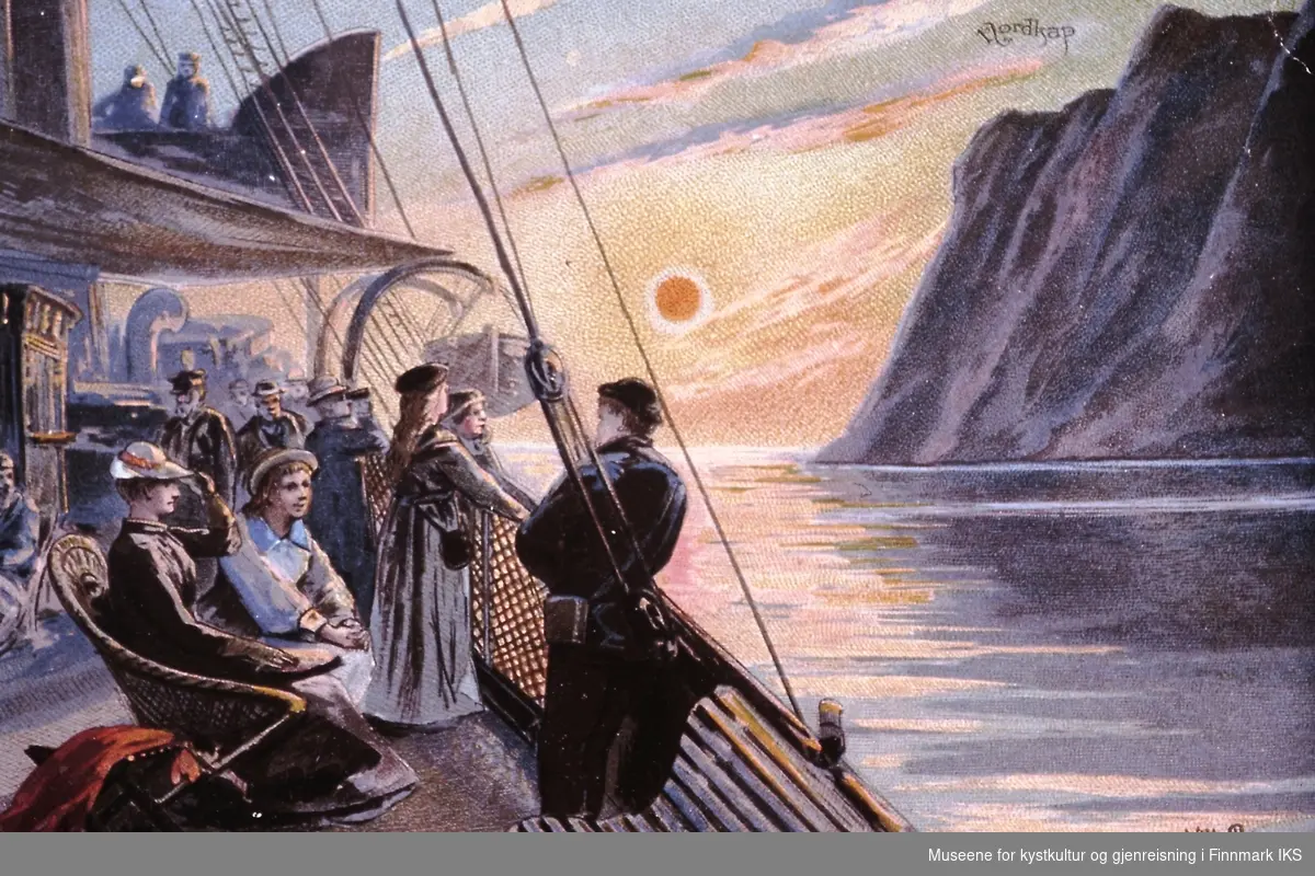 Postkortmotiv. Turister på dekk utenfor Nordkapp i midnattsol. Maleri av Wilhelm Peters fra ca. 1892.