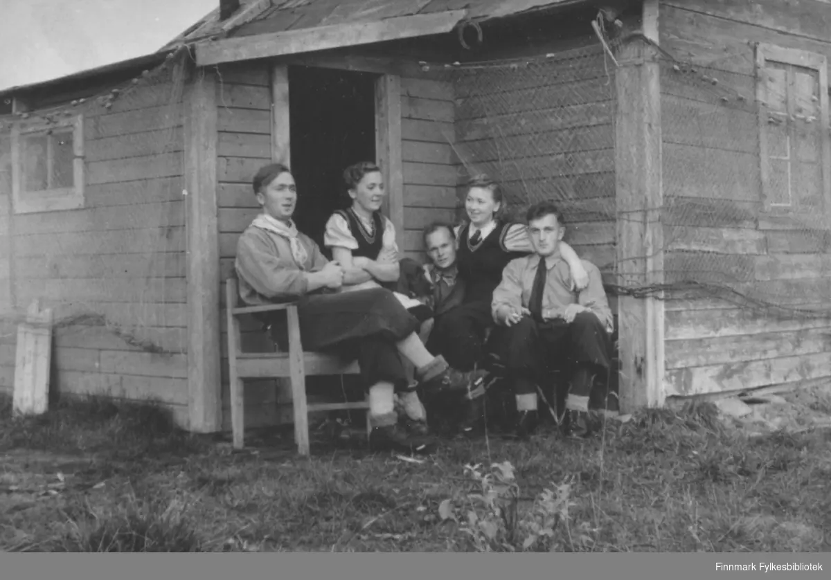 Hytta Fjelly. Arne, Dokka, Finn, Dokka og Reidar. Familiealbum tilhørende familien Klemetsen. Utlånt av Trygve Klemetsen. Periode: 1930-1960.