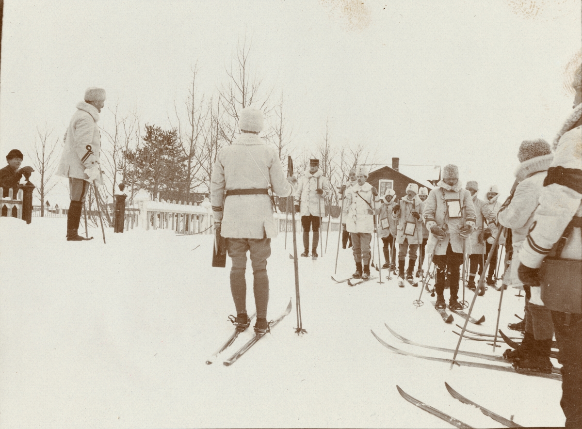 Smålands husarregemente K 4 på skidor, vinterövning i Norrbotten omkring 1910.
