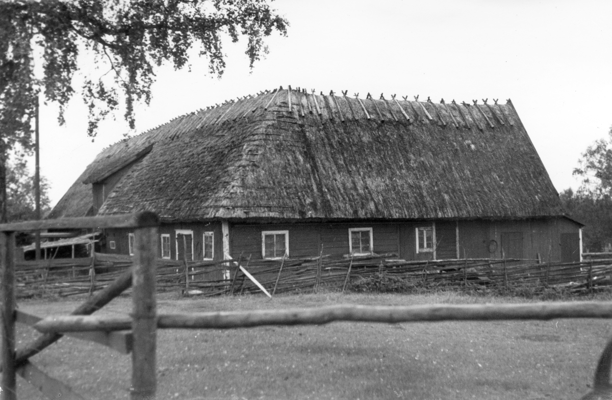 En ladugård i Granstorp i Fryele socken.