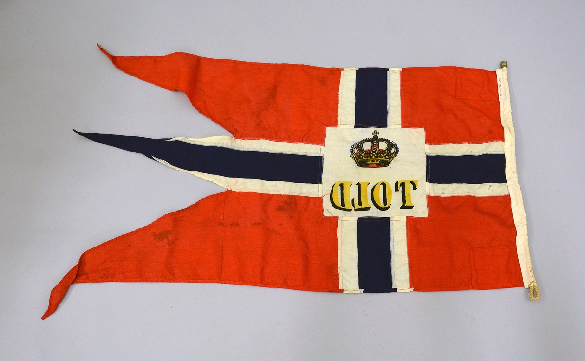 Norsk splittflagg. Emblem med lukket krone og "TOLD" i midten. Messingfeste og snor.