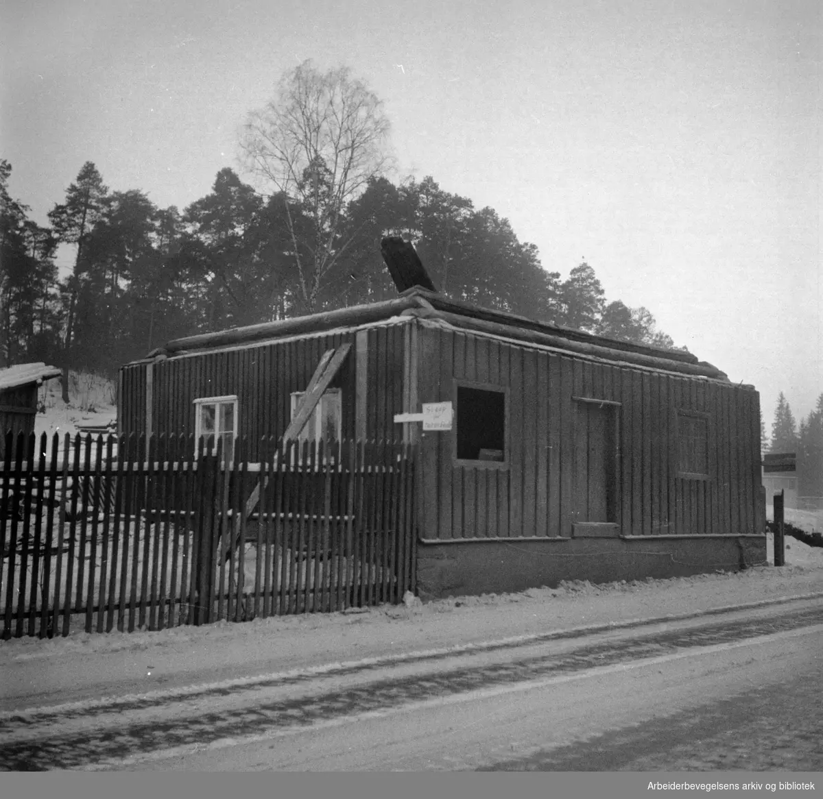 Heiberg bakken. Rødstua rives. Januar 1957