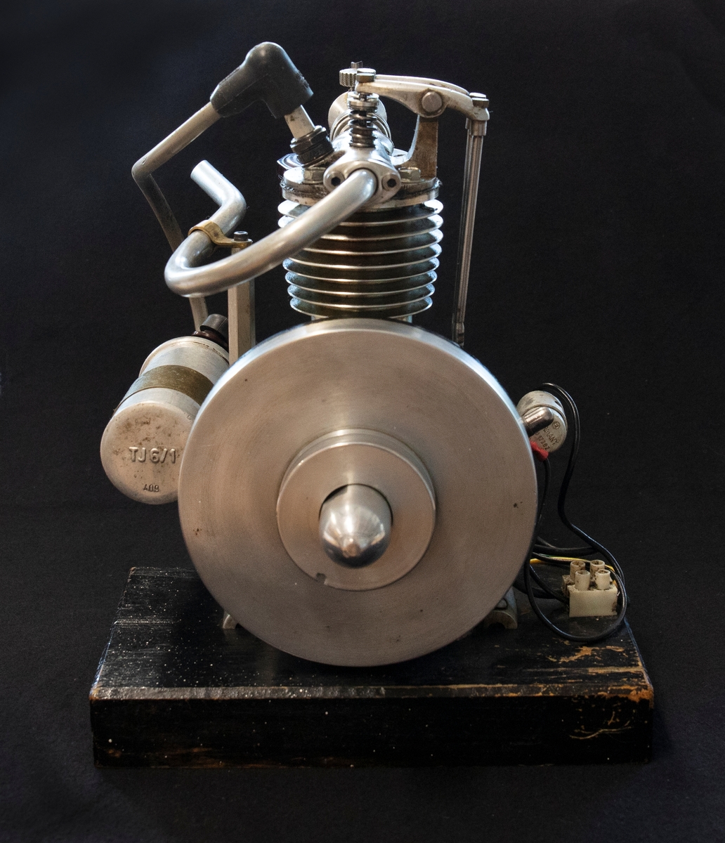 En modell av en fyrtaktsmotor. Motorn är ett hemmabygge. 

Någon gång på 1940-talet köpte Sven Svensson, tillverkaren, en ritning och byggde sedan motorn från grunden. Samtliga delar är egentillverkade, där vissa detaljer är gjutna, bland annat.

Startmotor sätts igång med hjälp av ett batteri, sedan går motorn på bensin.