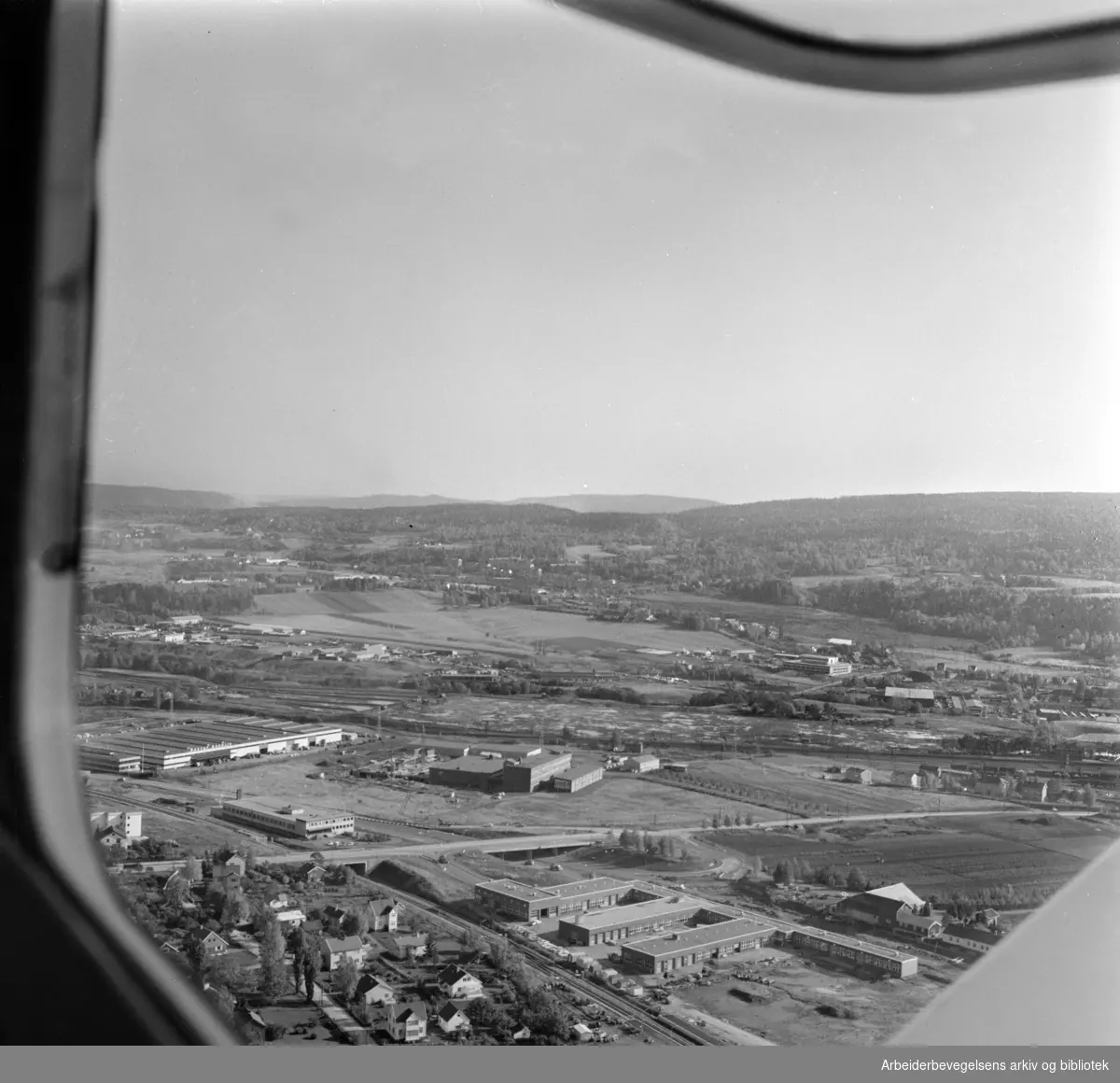 Grorud. (Flyfoto). Grorudbanen mellom Risløkka og Vollbekk. Oktober 1966