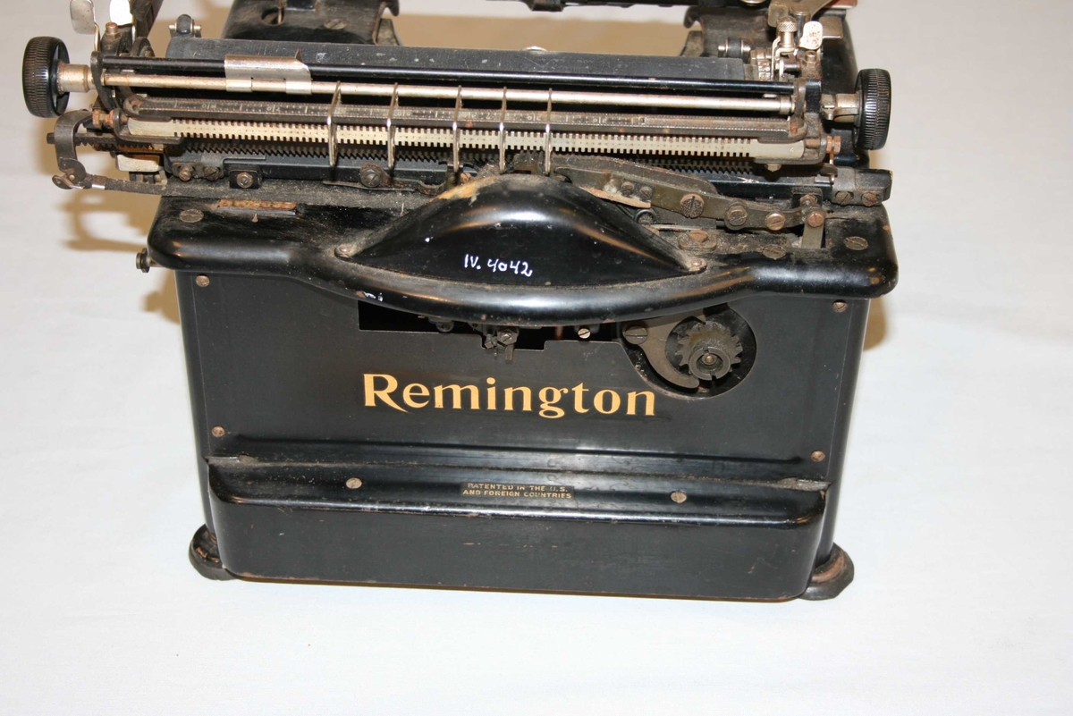 Manuell skrivemaskin, kasseforma, svart.