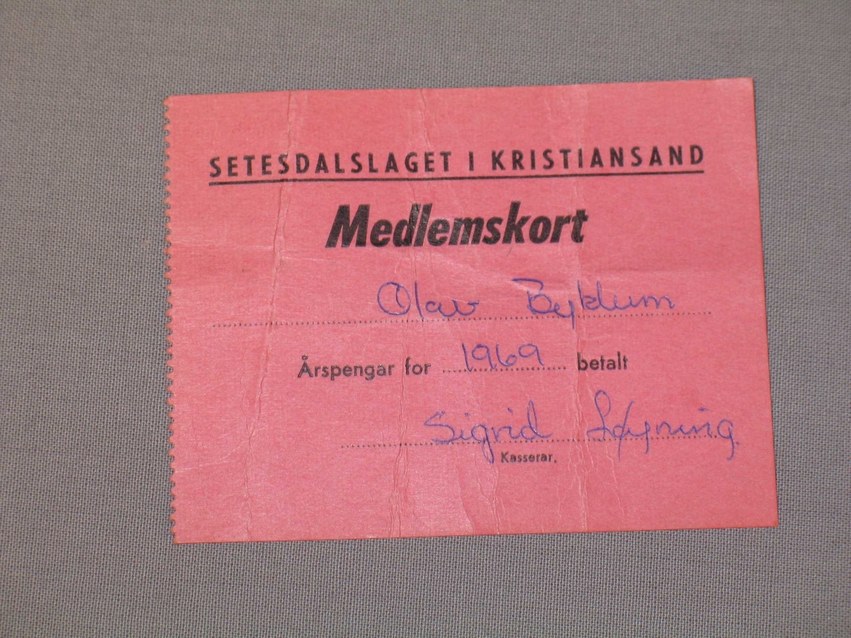 Rektangulært, rosa medlemskort for Setesdalslaget i Kristiansand. Utfylt med penn.