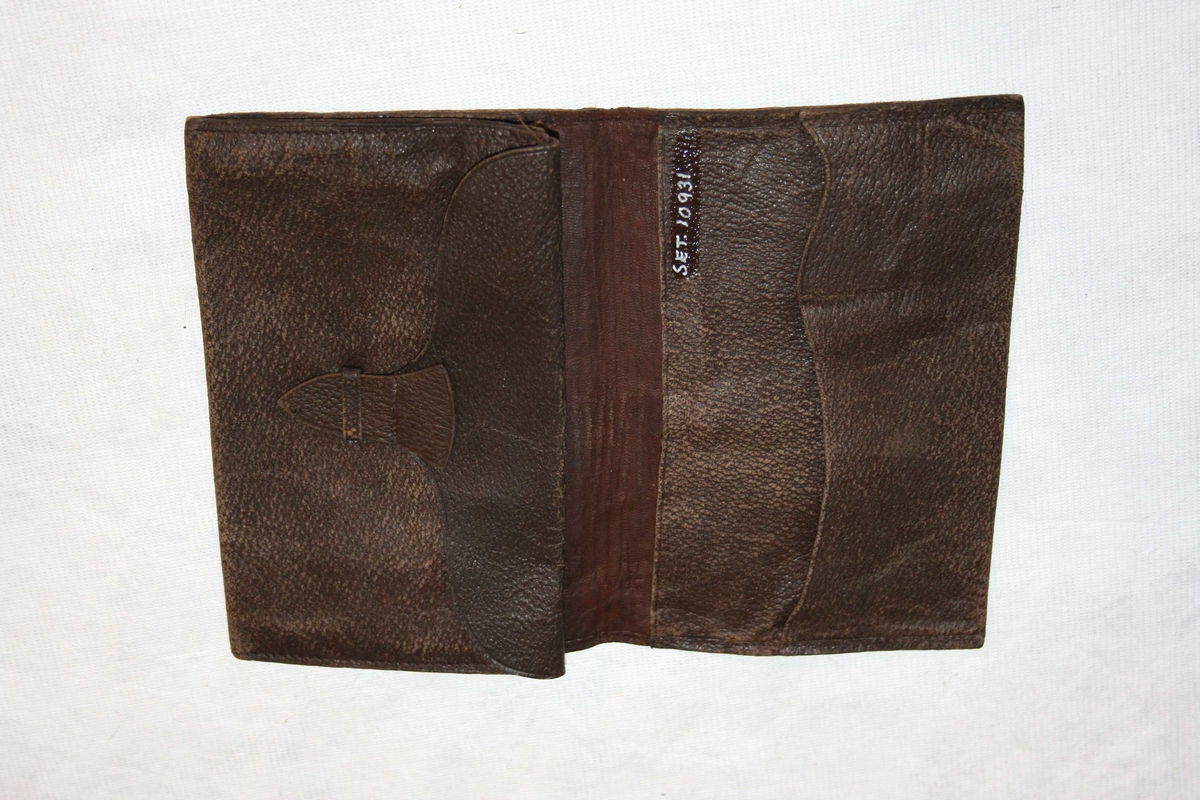 Enkel lommebokav brunt skinn, 3 store rom og 2 små.