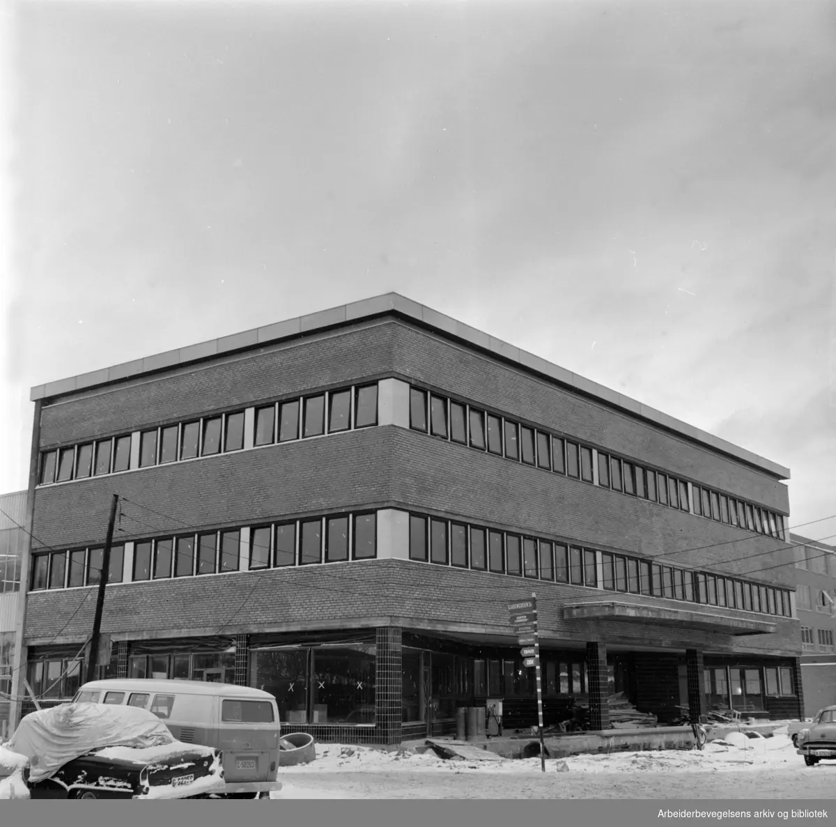 Gladengveien 3. Selmer & Röhnes nye Taunusverksted..Januar 1965