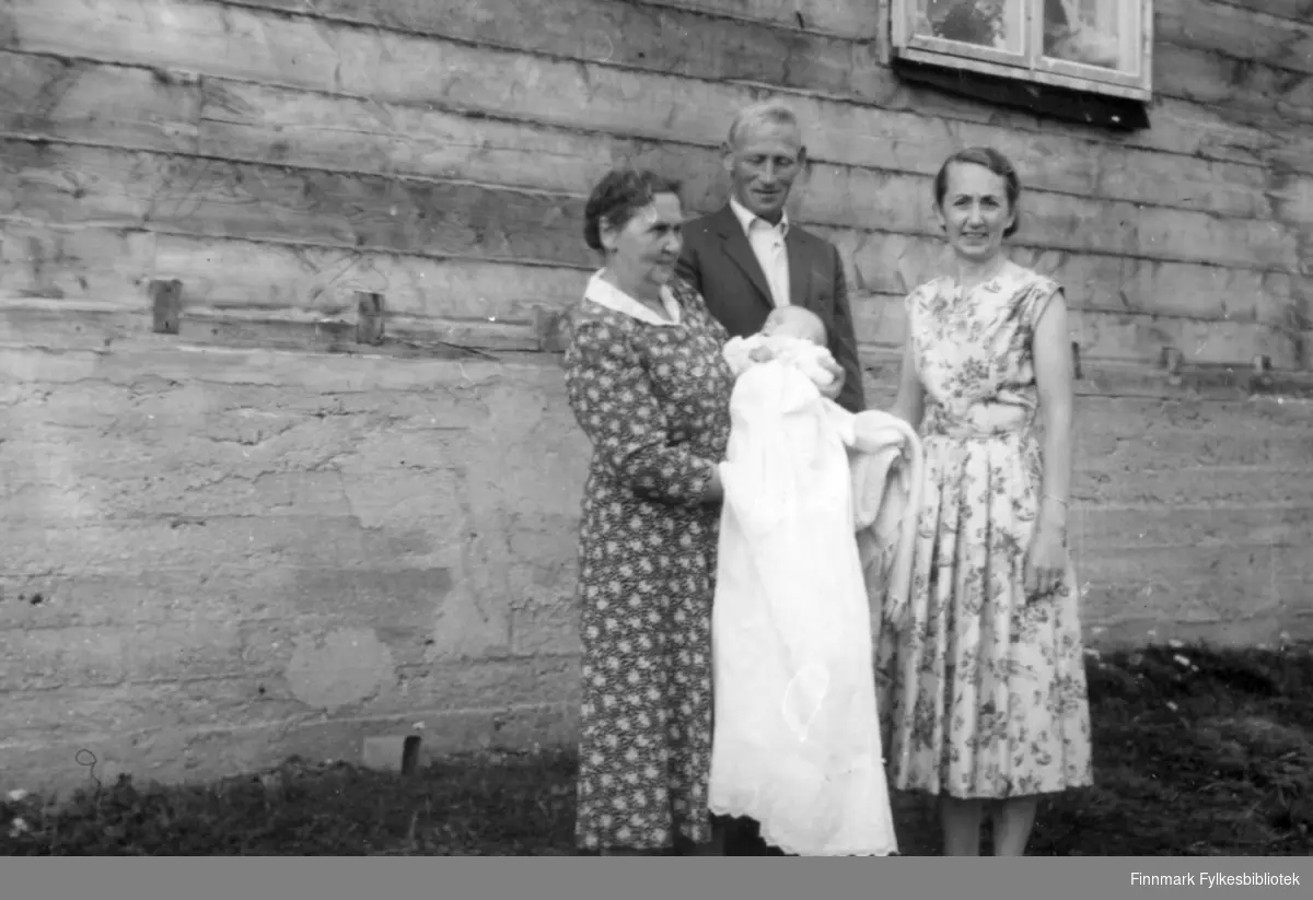 Trygve's barndåp. 1960. Familiealbum tilhørende familien Klemetsen. Utlånt av Trygve Klemetsen. Periode: 1930-1960.