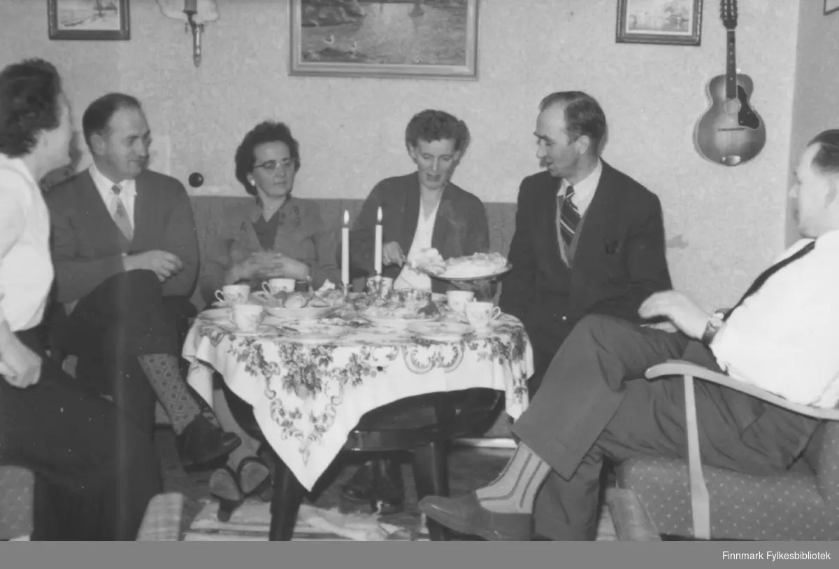 Johan Gren. 1959. Selskap med servering av kaffe og kaker. Familiealbum tilhørende familien Klemetsen. Utlånt av Trygve Klemetsen. Periode: 1930-1960.