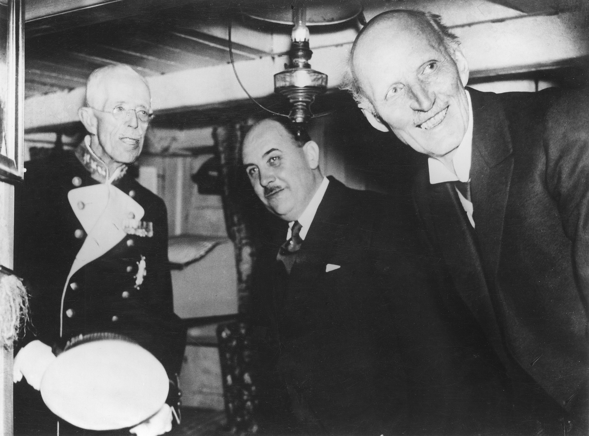 Kung Gustav V, intendent Gerhard Albe samt prins Carl Bernadotte i utställningen Hoppets skans på Sjöhistoriska museet. Bild från museets invigning 28 maj 1938.