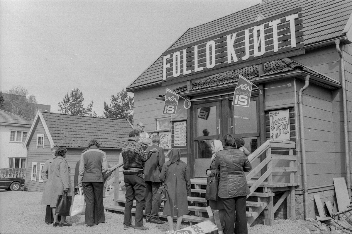 Follo Kjøtt og Spekemat med egen forretning på Ski. Ragnar Huseby og Tore Teigen bak den nye forretningen. Første kunde var Birgit Ås fra Nordby.