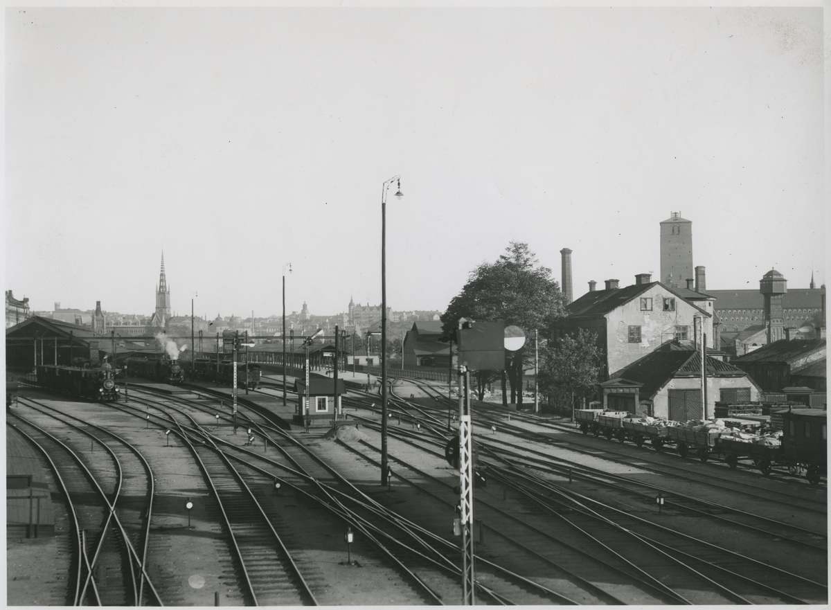 Statens Järnvägar, SJ, Bangården från Kungsbron 2, början av 1920 talet Stadshuset torn ej färdigt det invigdes 1923.