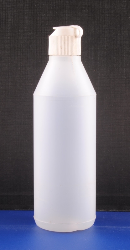 Flaska av halvtransparent plast med vitt lock. Flaskan är tom och har troligtvis varit fylld med handsprit eller liknande.