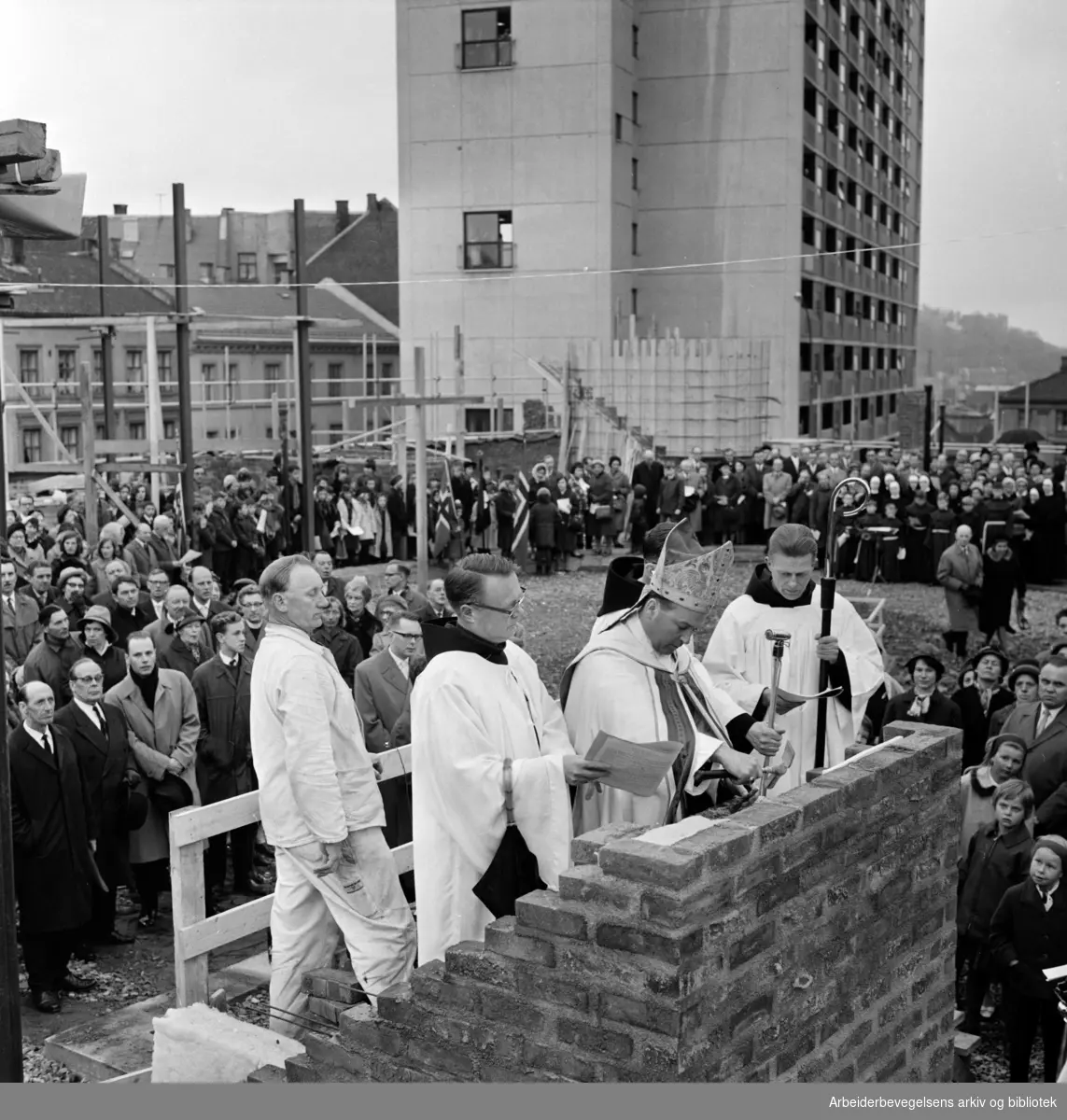 Enerhaugen. Grunnstennedleggelse til den nye St. Halvard kirke. April 1965