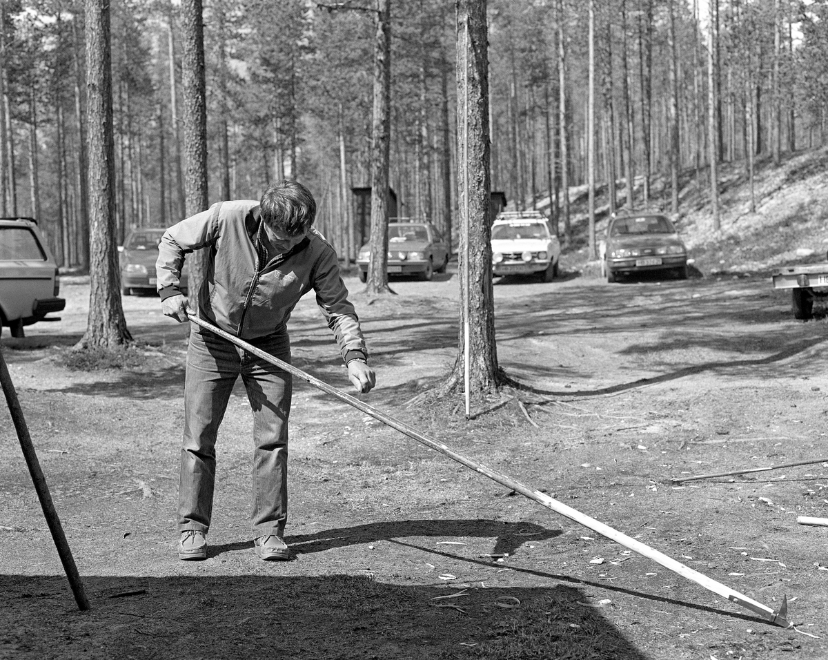 Skjefting av fløterhake, Stenbekk-koia, Trysilelva. Bildet er datert 22. 5. 1986.