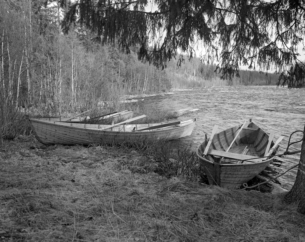 Tre fløterbåter ved Femundselva i Engerdal.  Bildet er tatt i nærheten av Stenbekkoia våren 1986. Fløterbåtene som ble brukt i dette vassdraget var om lag 5,5 meter lange, lagd av forholdsvis tynne (10 millimeter) og smale bord, som ble sammenføyd med «kinger» (metallkramper).  Den siste tida det ble fløtet tømmer i Trysilvassdraget var det arbeidsformann (fløterbas) Kåre Joar Graff som leverte båtene.  Han hadde lært handverket av onkelen sin, Ole K. Rømoen, som også var fløterveteran.  I 1996 ble Graffs båtbyggerferdigheter dokumentert av Norsk handverksutvikling (seinere «Norsk håndverksinstitutt») på Lillehammer.