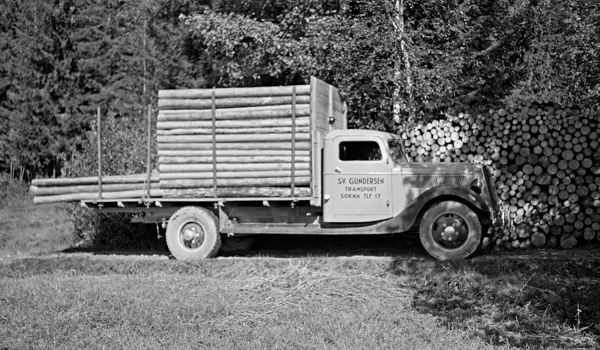 Transport av cellulosekubb med lastebil. Fotografiet er tatt ved skogeiendommen Borgerud på Ringerike i september 1937.  Bilen var da helt ny, en Ford V8- 1937-modell med norskbygd førerhus.  På døra til førerhuset kan vi lese informasjonen om transportøren: «Sv. Gundersen transport, Sokna, tlf. 17».