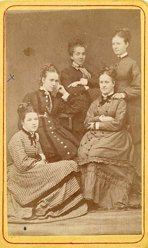 Gruppbild med fem unga kvinnor. Med utgångspunkt från en identisk bild kan man utgå från att på bilden finns Helga Petersson som två från vänster och Anna Granlund står till vänster. I övrigt förekommer fem namn på kvarvarande tre kvinnor.