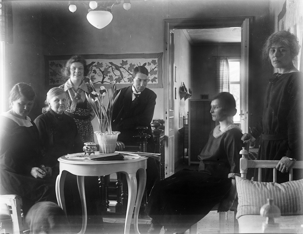 "Persongrupp i hallen, Ester står vid soffan", Eklunda gård, Simtuna socken, Uppland 1924