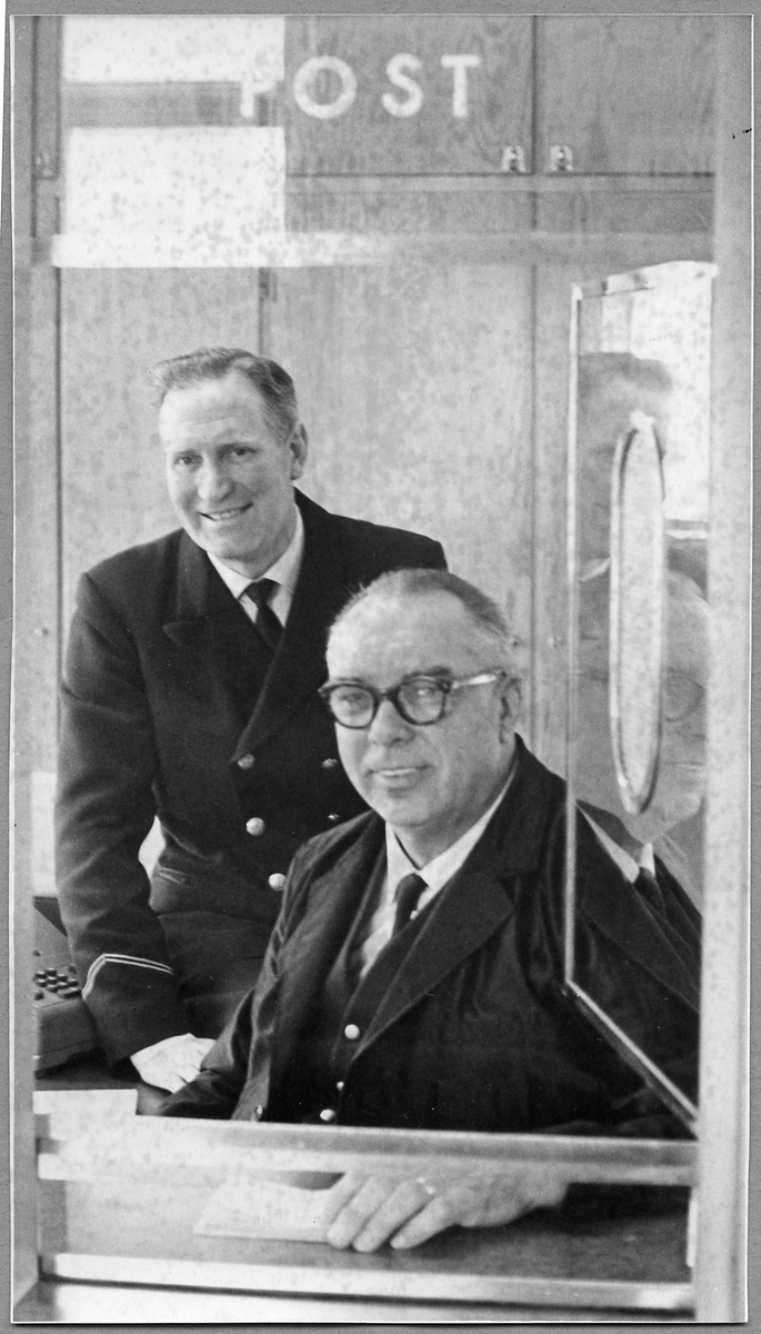 Första kontorist Hansson och stationsmästare Y. Embring.
