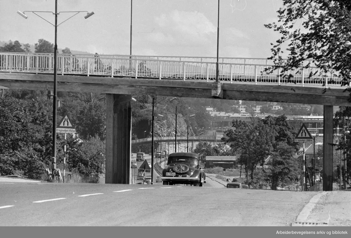 Drammensveien. (Trafikk). Planfritt kryss ved Vækerøveien. August 1961