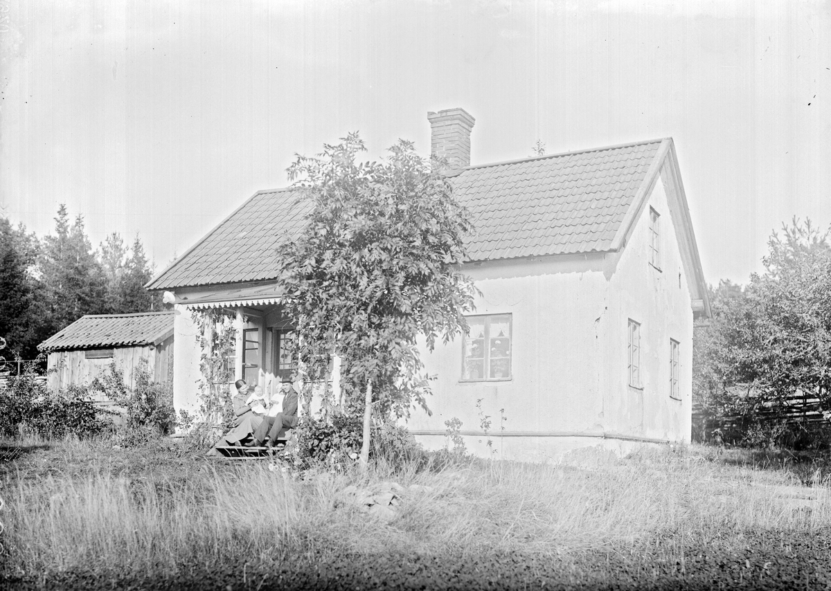 "Montör Valfrid Larson Brunnsta med familjen utanför stugan", Österunda socken, Uppland 1920