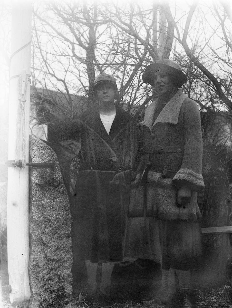Klara Nilsson från Sävasta, Uppland och Eda Vallin från Åby, Västmanland, i trädgården i Sävasta, Altuna socken, Uppland 1923