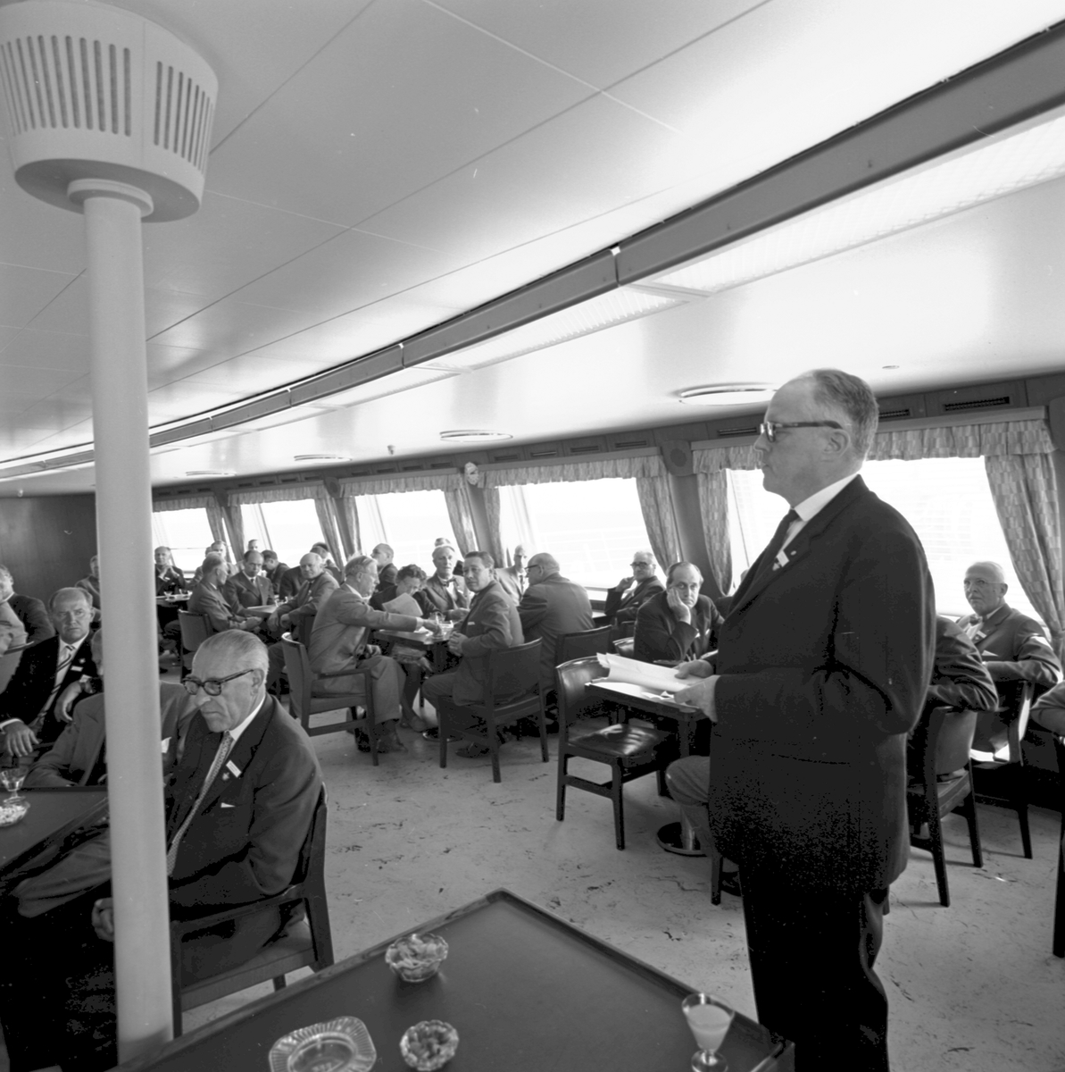 Ombord på tågfärjan M/S Trelleborg. Distriktschef Wilhelm Scherman håller tal.
SLTF, Svenska lokaltrafik föreningen, årsmöte i Falsterbo