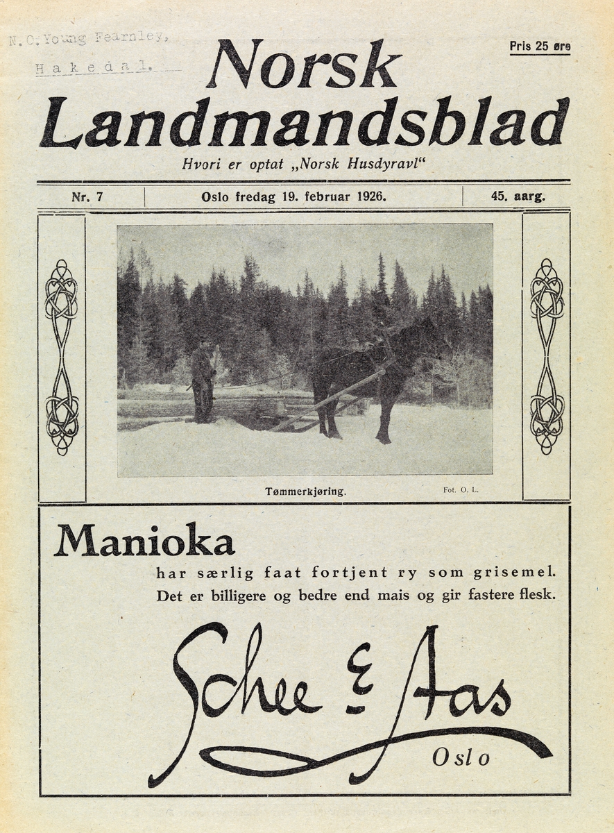 Faksimile av førstesida på «Norsk Landmandsblad» nr. 7 (utgitt 19. februar) 1926.  Under publikasjonens «hode» (tittelfelt) er det montert et fotografi, som har fått tittelen «Tømmerkjøring.»  Fotografiet er tatt på ei åpen snødekt flate, muligens et islagt fløtingsvassdrag.  Vi ser en dølahester som er forspent en slede, muligens en «rustning», som er brukt til å kjøre barkete tømmerstokker fra ei lunne i skogen til dette leveringsstedet, der det seinere skulle måles og merkes av representanter for tømmerkjøperen før isen gikk og fløtinga kunne starte.  Fotografiet skal være tatt av signaturen «O.L.», muligens Ole Hansen Løken (1860-1924), gardbruker på eiendommen Østre Løken i Ringsaker og tømmermerker på sine hjemtrakter.  Under fotografiet er det ei rektangulær ramme med reklame for «Manioka», et mjøl som ble brukt som kraftfôr i produksjonen av svinekjøtt.  I annonsen heter det at «Manioka har særlig faat fortjent ry som grisemel.  Det er billigere og bedre end mais og gir fastere flesk.»  Annonsen ble innrykket av firmaet «Schee & Aas» i Oslo.  Norsk Landmandsblad var et fagtidsskrift for jord- og skogbrukere, som ble utgitt første gang i 1882.  I 1935 ble Landmandsbladet slått sammen med «Ukeskrift for Landbruk og Pelsdyravl» og fikk nytt navn, «Norsk Landbruk».