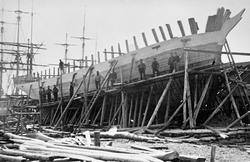 Trebåtbygging i Lillesand i Aust-Agder omkring 1890.  Dette 