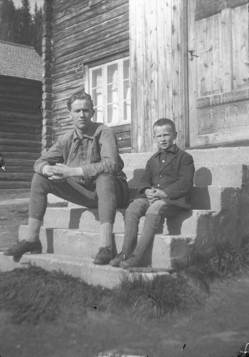 Far og sønn på steintrapp