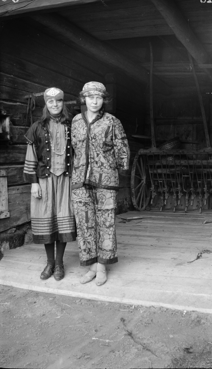 Stina Hjort och ytterligare en person klädda i maskeraddräkt, Sävasta, Altuna socken, Uppland 1926