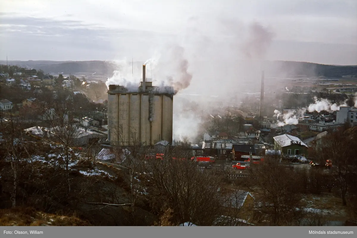 Soabs silotorn (för pressning av linfrö) och industriområde. I samband med brand och explosion i hetoljeanläggningen 1980. Orsaken var att kvarblivet vatten expanderade i värmeslingorna. När man öppnade dörren tillfördes syre och hetoljan exploderade. Mölndals Kvarnby syns i bakgrunden.