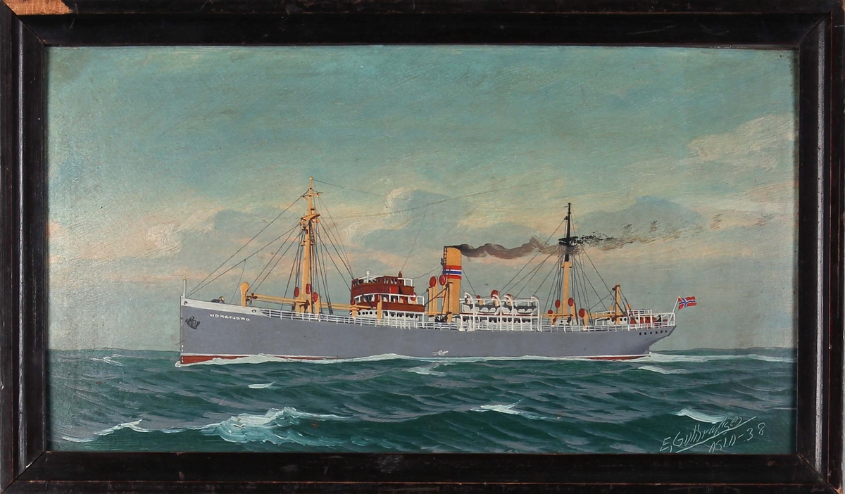Skipsportrett av DS NOREFJORD under fart i åpne sjø. Fører norsk flagg akter.